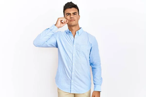 Jovem Hispânico Vestindo Camisa Negócios Sobre Fundo Isolado Boca Lábios — Fotografia de Stock