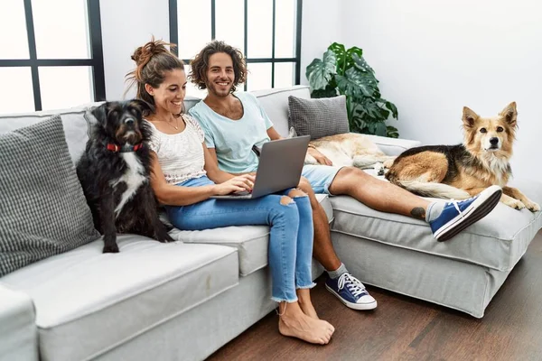Ehepaar Sitzt Mit Laptop Auf Sofa Mit Hunden Hause — Stockfoto