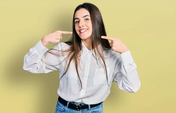 Giovane Adolescente Bruna Indossa Business Camicia Bianca Sorridente Allegro Mostrando — Foto Stock