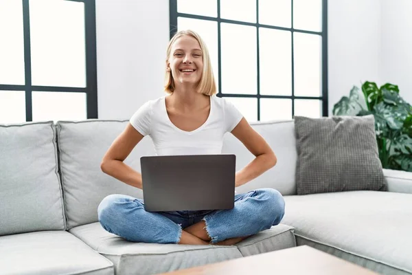 Genç Beyaz Bir Kadın Evinde Dizüstü Bilgisayar Kullanıyor Kanepede Otururken — Stok fotoğraf