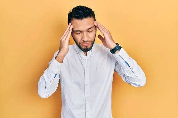 Hispanic Man Med Skägg Bär Business Shirt Med Hand Huvudet — Stockfoto