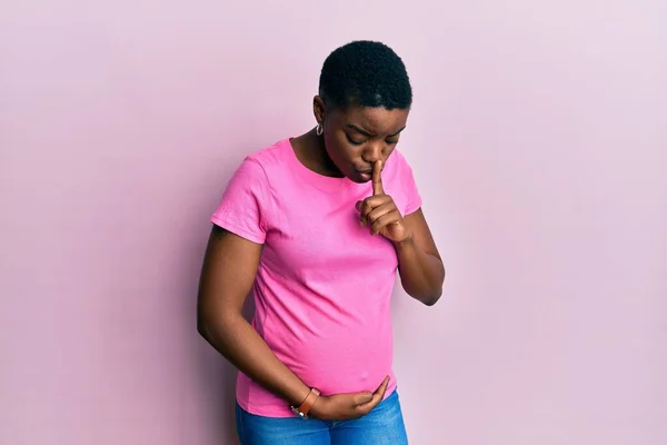 Junge Afrikanisch Amerikanische Frau Erwartet Ein Baby Berührt Schwangeren Bauch — Stockfoto