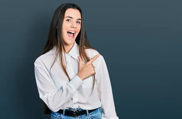 Joven Adolescente Morena Vistiendo Camisa Blanca Negocios Alegre Con Una —  Fotos de Stock