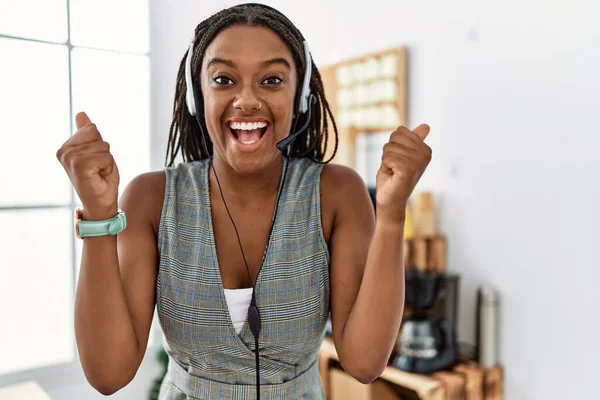 Joven Mujer Afroamericana Que Trabaja Oficina Con Auriculares Operador Gritando —  Fotos de Stock