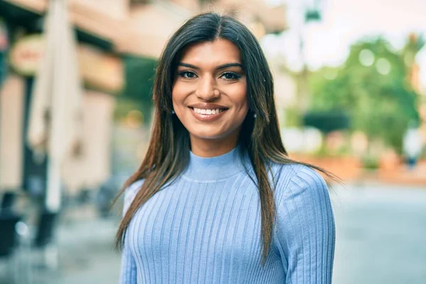 Mooie Latino Vrouw Glimlachend Confient Naar Stad — Stockfoto