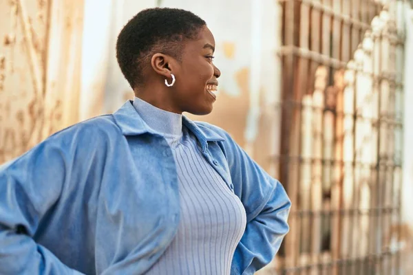 Jonge Afrikaanse Amerikaanse Vrouw Glimlachen Gelukkig Staan Stad — Stockfoto