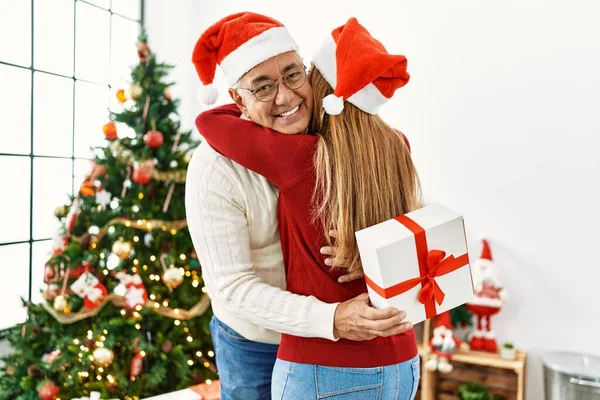 Μεσαίωνας Ισπανικό Ζευγάρι Χαμογελά Χαρούμενος Και Αγκαλιάζει Κρατώντας Χριστουγεννιάτικο Δώρο — Φωτογραφία Αρχείου
