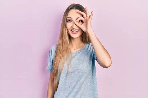 Sıradan Tişörtler Giyen Genç Sarışın Kız Hareketleriyle Gülümsüyor Mutlu Yüzüyle — Stok fotoğraf