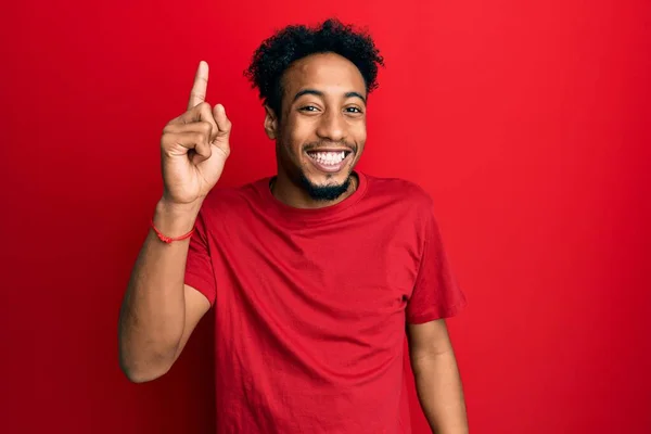 Junger Afrikanisch Amerikanischer Mann Mit Bart Trägt Lässig Rotes Shirt — Stockfoto
