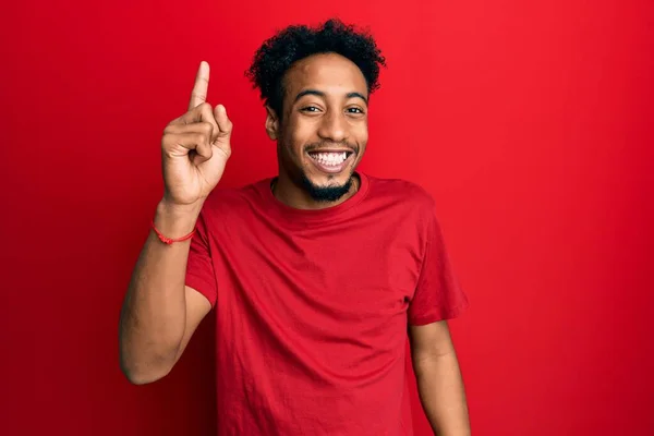 Een Jonge Afro Amerikaanse Man Met Een Baard Een Rood — Stockfoto