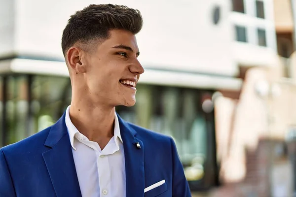 Giovane Uomo Sorridente Fiducioso Indossa Vestito Strada — Foto Stock