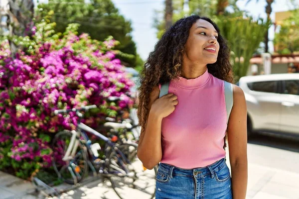 Ung Latinamerikansk Flicka Ler Lycklig Stående Vid Staden — Stockfoto