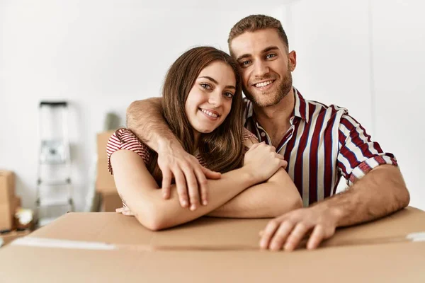 Junges Kaukasisches Paar Lächelt Glücklich Auf Pappschachtel Gestützt Neuen Zuhause — Stockfoto