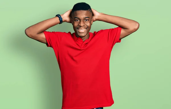 Jovem Afro Americano Vestindo Casual Shirt Vermelha Relaxante Alongamento Braços — Fotografia de Stock