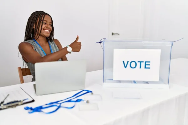 Młoda Afroamerykanka Pracująca Wyborach Politycznych Wyglądająca Dumną Uśmiechnięta Robiąca Gest — Zdjęcie stockowe