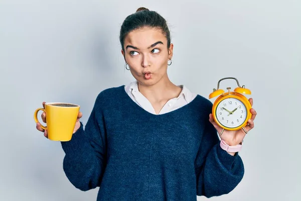 Jeune Fille Caucasienne Tenant Café Réveil Faisant Visage Poisson Avec — Photo