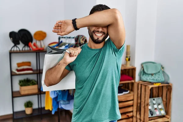 Ung Stilig Man Med Skägg Håller Shoppingväskor Detaljhandeln Ler Glatt — Stockfoto