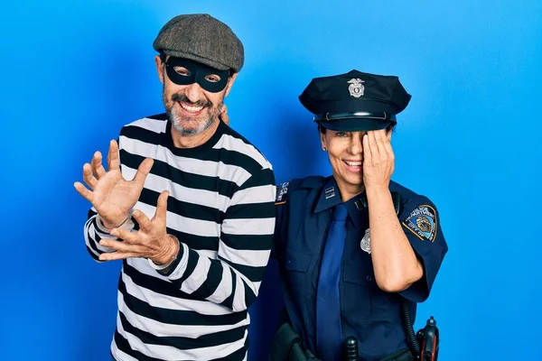 Pár Hispánských Žen Středního Věku Muž Zlodějské Policejní Uniformě Zakrývající — Stock fotografie