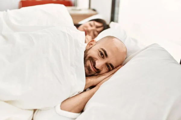 Молода Пара Іспанець Спить Ліжку Спальні — стокове фото
