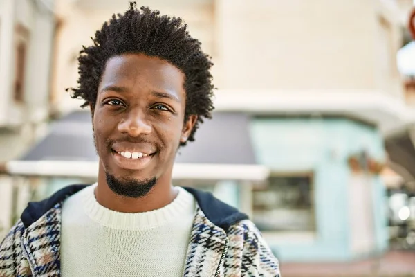 Afro Saçlı Sakallı Yakışıklı Siyah Adam Dışarıda Mutlu Bir Şekilde — Stok fotoğraf