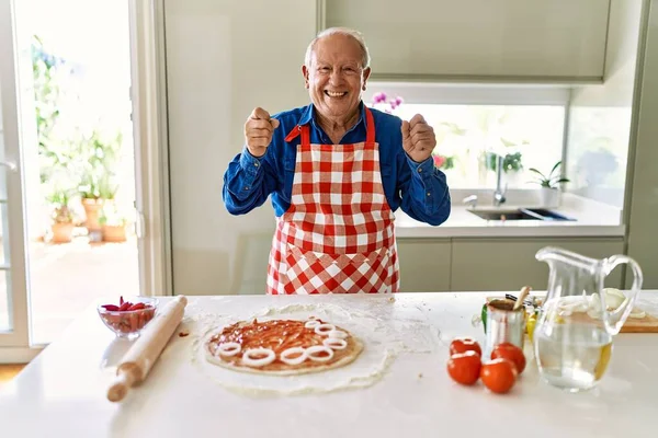 Hombre Mayor Con Pelo Gris Cocinando Pizza Cocina Casera Muy —  Fotos de Stock