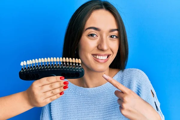 Jong Hispanic Meisje Vergelijken Tanden Bleken Glimlachen Gelukkig Wijzend Met — Stockfoto