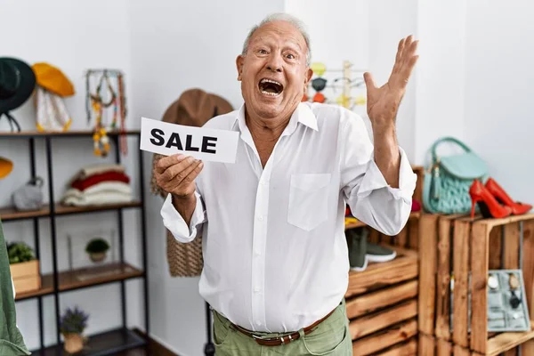 Senior Mann Mit Verkaufsbanner Einzelhandel Feiert Sieg Mit Glücklichem Lächeln — Stockfoto