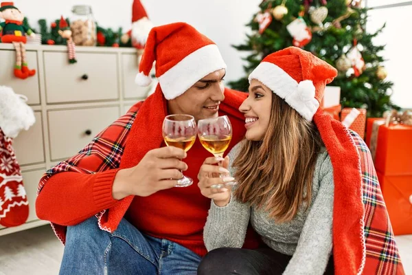 Pareja Joven Con Sombrero Navidad Cubierto Con Manta Sentado Suelo —  Fotos de Stock