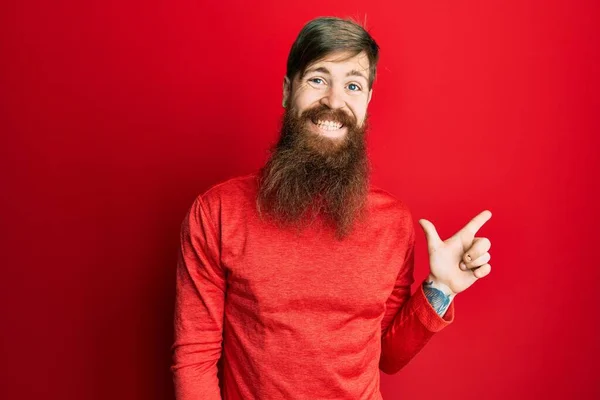 Pelirrojo Con Barba Larga Llevando Ropa Casual Sonriendo Alegre Señalando —  Fotos de Stock