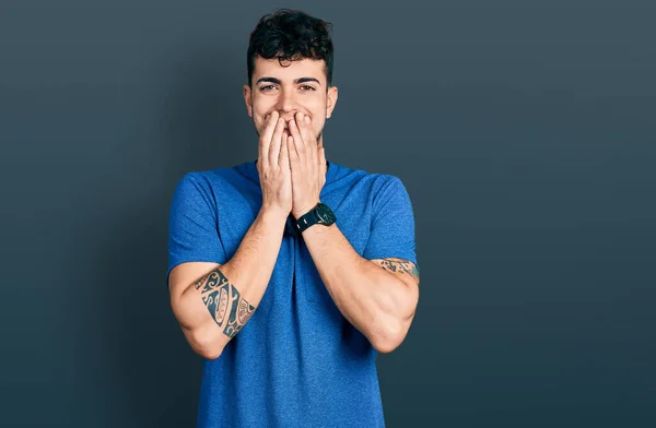 Jonge Spaanse Man Draagt Casual Shirt Lachen Beschaamd Giechelen Bedekken — Stockfoto