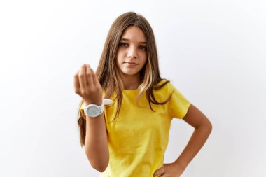 Genç esmer kız, izole edilmiş arka planda el ve parmakları emin bir ifadeyle İtalyan jesti yapıyor. 