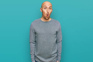 Sakallı, sıradan giysiler giyen kel bir adam. Şaşırmış ve korkmuş bir ifade, korku ve heyecanlı bir yüz.. 