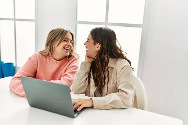 Genç Çift Evde Bilgisayarla Çalışırken Mutlu Bir Şekilde Gülümsüyor — Stok fotoğraf