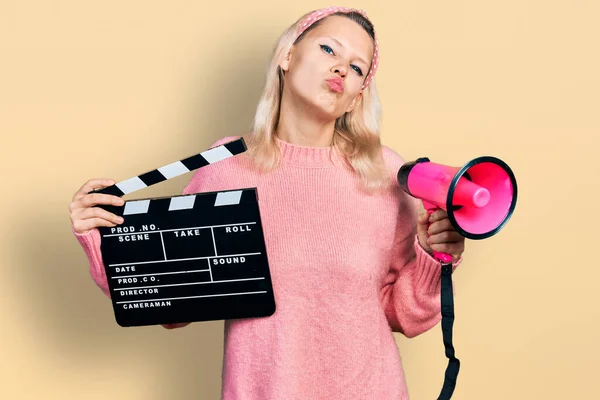 Genç Beyaz Bir Kadın Elinde Video Film Klasörü Megafonla Kameraya — Stok fotoğraf