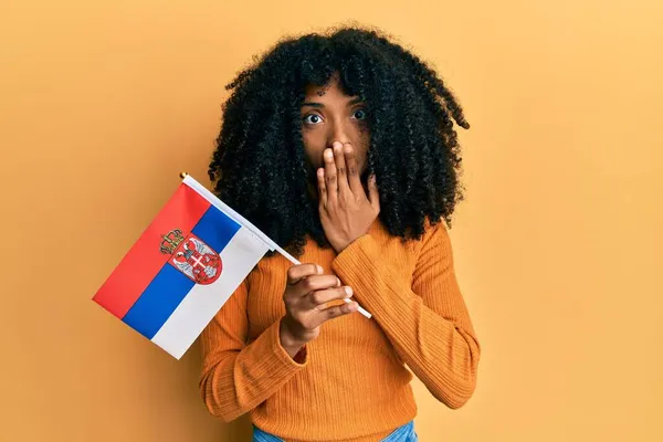 Afro Amerikaanse Vrouw Met Afrikaans Haar Met Een Servische Vlag — Stockfoto