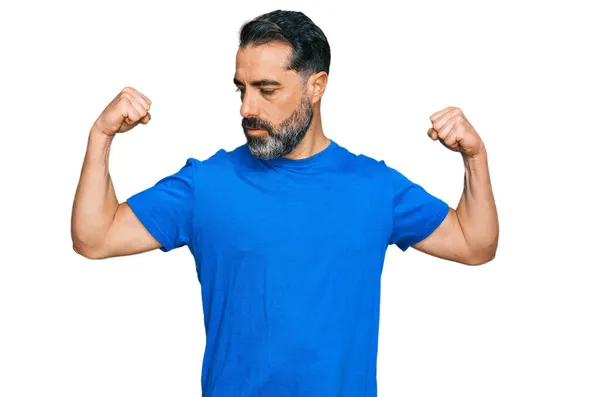 Muž Středního Věku Vousy Neformální Modré Tričko Ukazující Paže Svaly — Stock fotografie