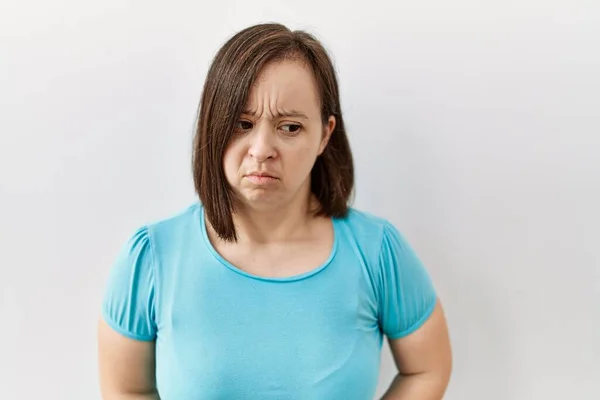 Jonge Syndroom Vrouw Staande Geïsoleerde Achtergrond Met Hand Maag Omdat — Stockfoto