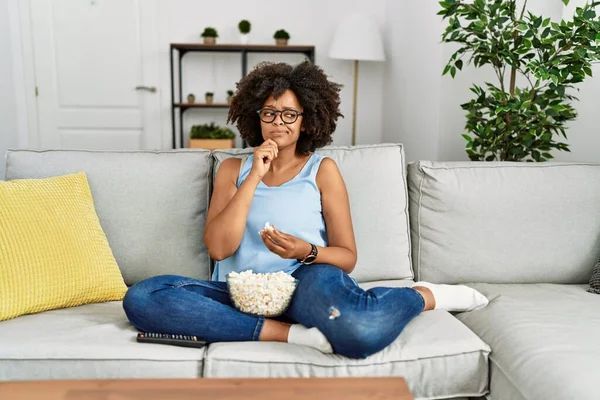 Africká Američanka Afro Vlasy Sedící Gauči Pojídající Popcorn Doma Vážnou — Stock fotografie