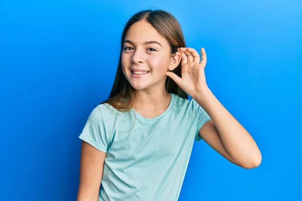 Menina Morena Bonita Vestindo Camiseta Branca Casual Sorrindo Com Mão — Fotografia de Stock