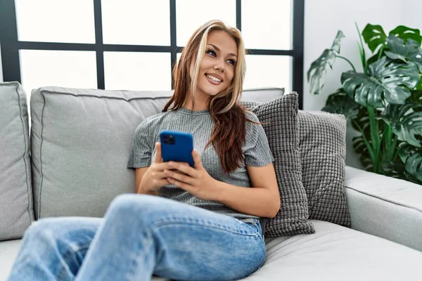 Jong Kaukasisch Meisje Met Behulp Van Smartphone Zitten Bank Thuis — Stockfoto