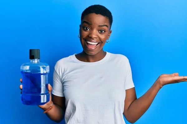 Junge Afroamerikanerin Mit Mundwasser Für Frischen Atem Feiert Errungenschaften Mit — Stockfoto