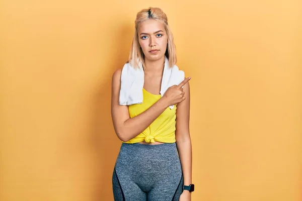 Vacker Blond Sport Kvinna Bär Träningskläder Pekar Med Handen Finger — Stockfoto