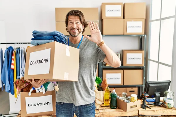 Guapo Hombre Mediana Edad Sosteniendo Caja Donaciones Para Caridad Puesto — Foto de Stock