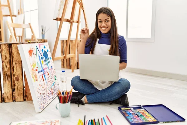 Joven Morena Sentada Suelo Estudio Arte Con Portátil Sorprendida Con — Foto de Stock