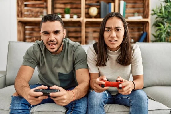 Joven Pareja Latina Frustrada Jugando Videojuegos Casa — Foto de Stock