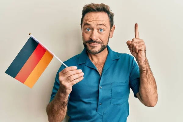Muž Středního Věku Držící Německou Vlajku Usmívající Myšlenkou Nebo Otázkou — Stock fotografie