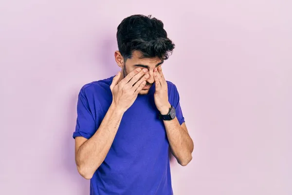 Νεαρός Ισπανός Που Φοράει Casual Shirt Τρίβοντας Μάτια Του Για — Φωτογραφία Αρχείου