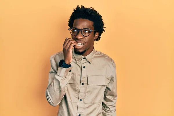 Νεαρός Αφροαμερικάνος Που Φοράει Καθημερινά Ρούχα Και Γυαλιά Και Δείχνει — Φωτογραφία Αρχείου