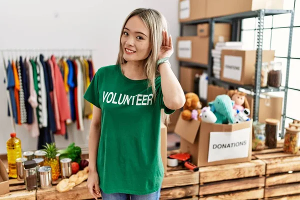 Asiatische Junge Frau Freiwilligen Shirt Spendenstand Lächelt Mit Der Hand — Stockfoto