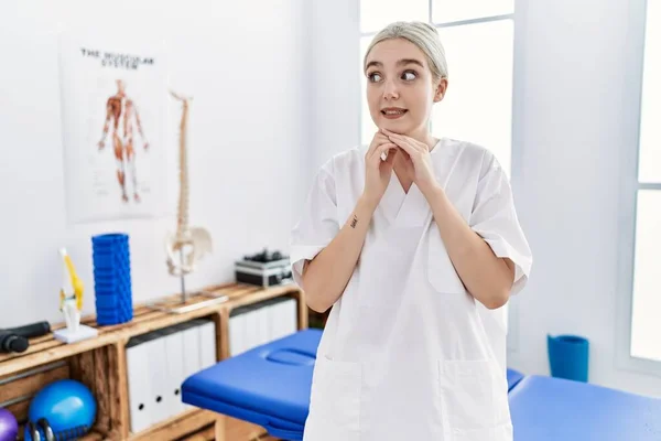 Mujer Caucásica Joven Que Trabaja Clínica Recuperación Del Dolor Riendo —  Fotos de Stock